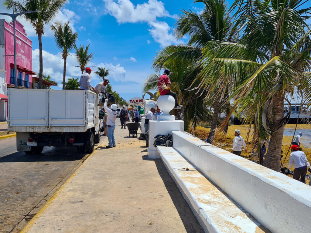 The malecĂłn, a long seaside promenade, in Isla Cozumel.