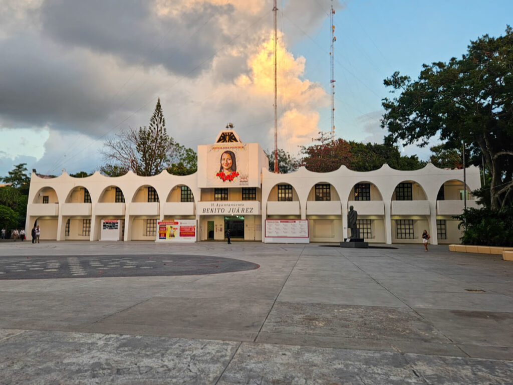 The arched exterior of the Cancún Town Hall in Downtown.
