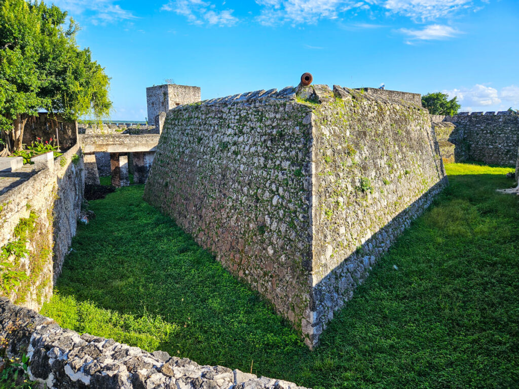 A cannon pointing over the walls of Fuerte de San Felipe de Bacalar.