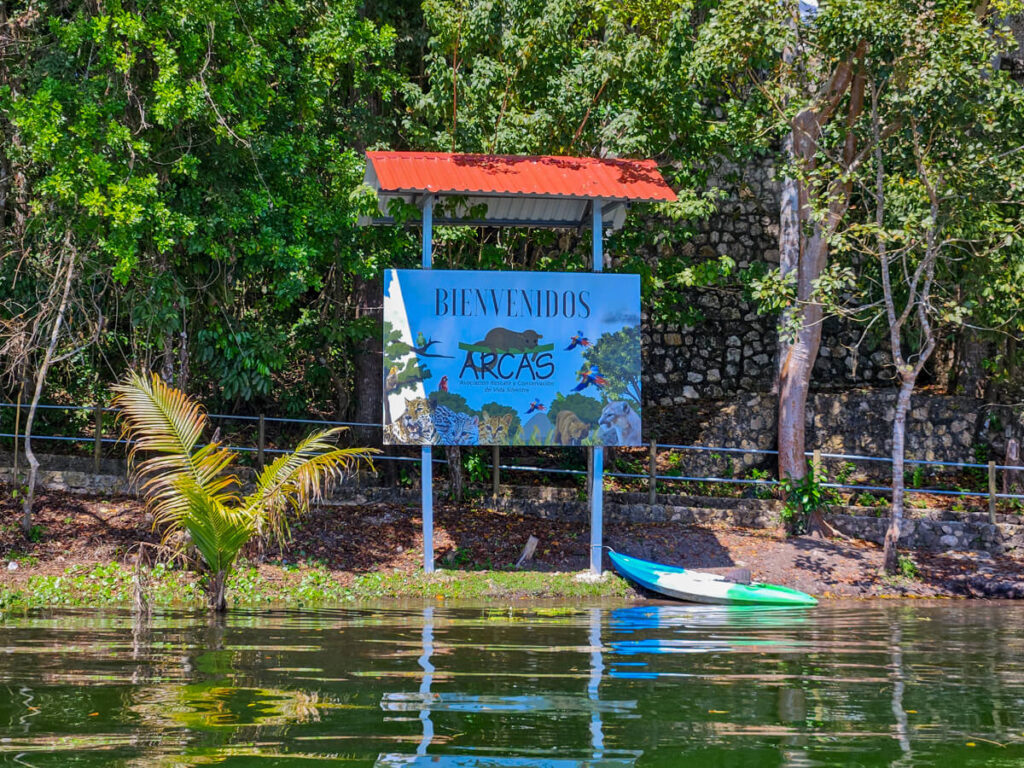 A sign welcoming people to ARCAS in Spanish.