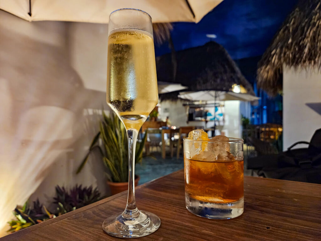 Cocktails on a table at night from Aura Mixology Bar in El Paredón.