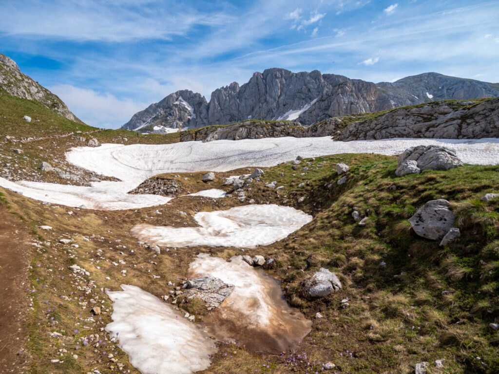 A large plateau covered in snow on the Bobotov Kuk trail.