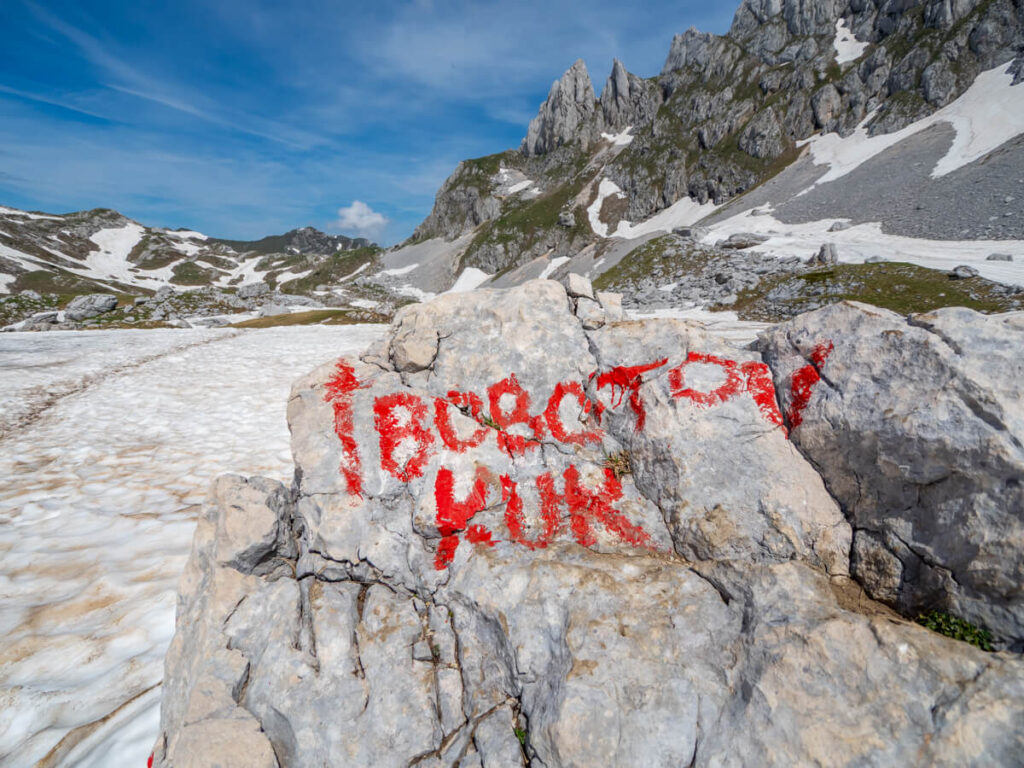 A boulder with painted a sign spelling Bobotov Kuk.