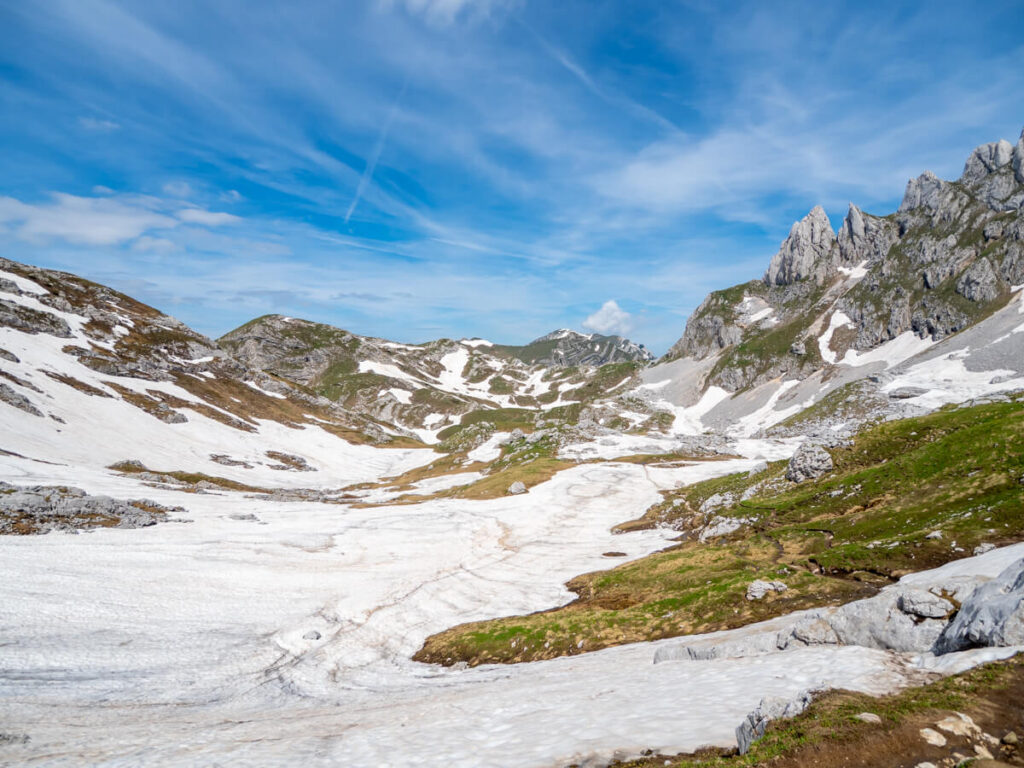 A wide shallow valley covered in snow on the Bobotov Kuk trail.