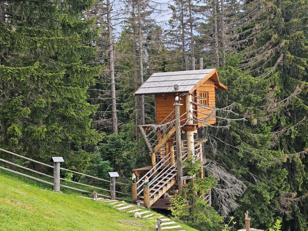 A wooden treehouse at Guesthouse Planinarski dom Neviđen'o in Durmitor National Park.