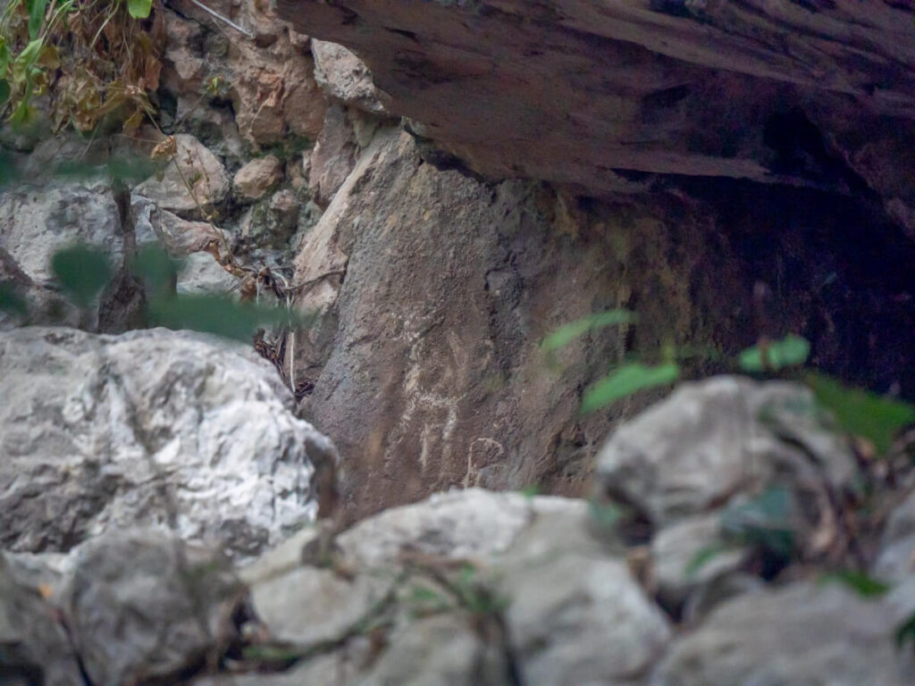 Scratches in a cave in Lipci.